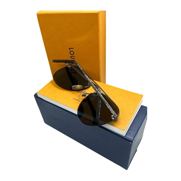 Louis Vuitton Sunglasses 😎 - Picture 5 of 12